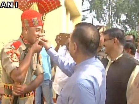 बीएसएफ जवानों से मिले केंद्रीय मंत्री जितेंद्र सिंह, मिठाई खिलाकर दी दिवाली की शुभकामनाएं