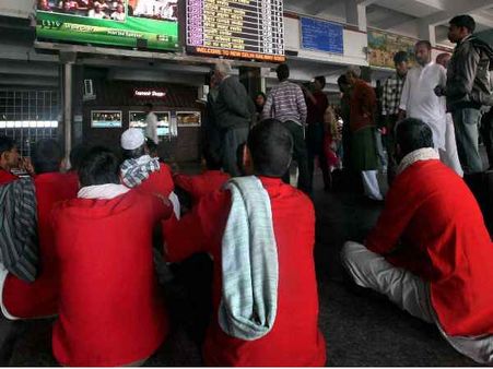 खुद बीटेक, बीवी एमटेक, चार साल से था कुली, दशहरा पर बदली किस्मत