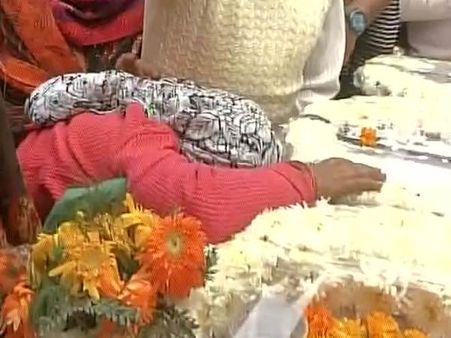 शहीद की पत्‍नी बोली, पीएम मोदी पाकिस्‍तान को समझाओ या फिर खत्‍म कर दो