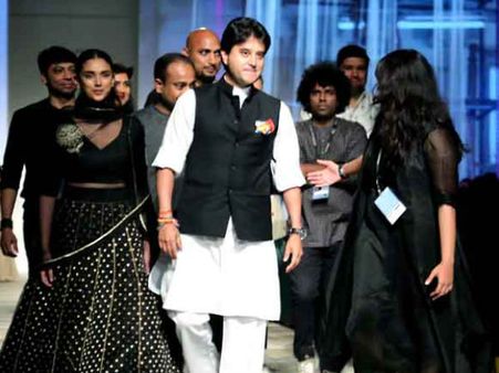 Pics: थम गई सांसे जब रैंप पर मॉडल्स संग सांसद ज्योतिरादित्य सिंधिया ने किया कैट-वॉक