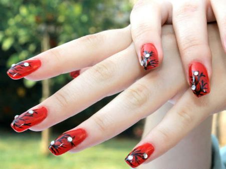 नाखूनों पर बने अर्द्धचन्द्र देखकर जानिए अपना भविष्य?