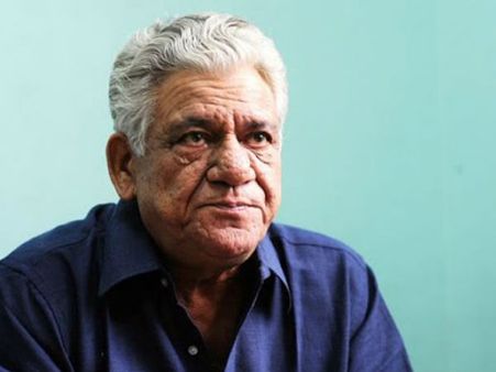 अभिनेता ओमपुरी ने जन्‍मदिन पर शहीद नितिन यादव के घर जाकर किया प्रायश्चित, परिजनों से मांगी माफी