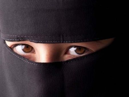 वेस्टर्न कपड़े पहनती थी बेटी, बाप ने सजा देने के लिए किया रेप