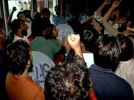 जेएनयू: 20 घंटे बाद ऑफिस से छूटे बंधक वीसी और रजिस्ट्रार, नजीब का अभी भी पता नहीं