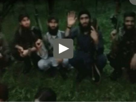 Video: कश्मीर में आतंक की नई खेप, राइफल लहराते दिखे हिजबुल के 12 आतंकी