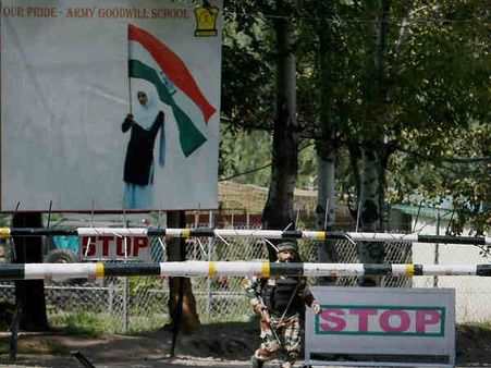 पाक के गुजरांवाला में चस्पा किए गए पोस्टर, लश्कर-ए-तैयबा ने ली उरी हमले की जिम्मेदारी