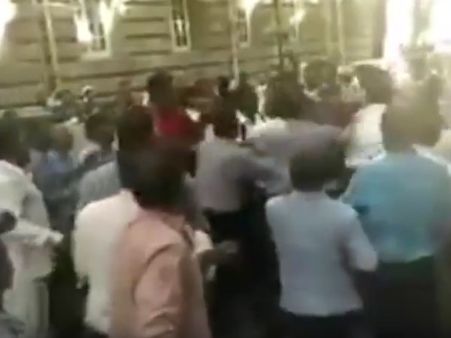 टाटा ग्रुप मुख्यालय के बाहर सुरक्षाकर्मियों ने की पत्रकारों से मारपीट
