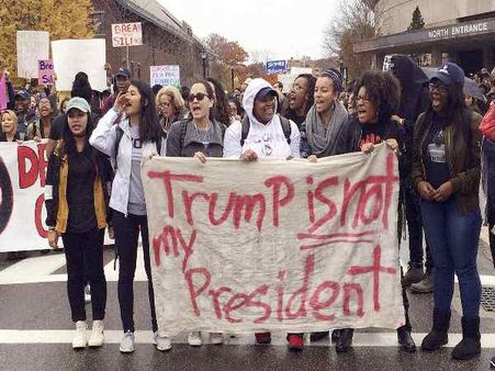 ट्रंप के खिलाफ अमेरिका में प्रदर्शन, हजारों ने निकाला मार्च