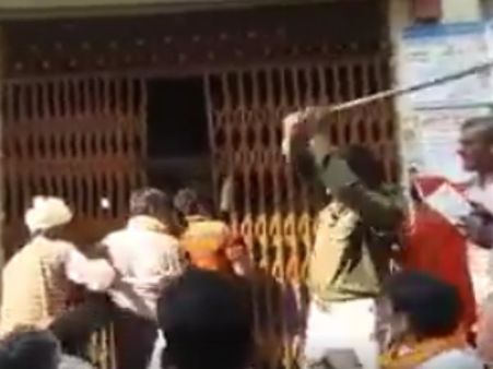 बैंक के बाहर पुलिसवाले ने लोगों को जानवरों की तरह पीटा, VIDEO वायरल
