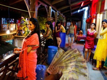 रेडलाइट एरिया में वेश्‍याओं ने दिया खुला ऑफर- मेरे साथ वक्त बिताओ, 1000-500 के नोट दे जाओ