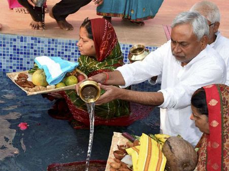 उगते सूर्य को अर्घ्य के साथ छठ महापर्व संपन्न, सीएम नीतीश कुमार ने भी की पूजा