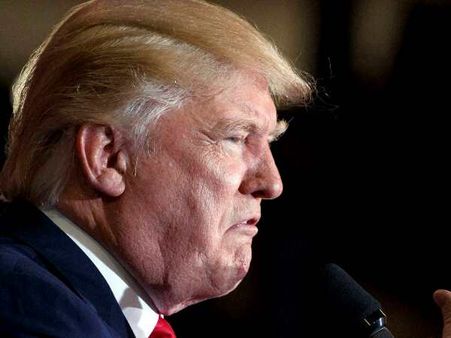 ट्रंप के खिलाफ छात्रों का प्रदर्शन, झंडा जला के जताया विरोध