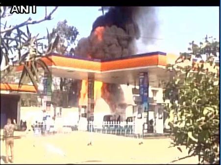 मणिपुर: कॉलेज कैंपस के अंदर स्थित ऑयल पंप पर लगी आग, लपटें देख मची अफरातफरी