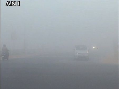 दिल्ली में फैले स्मॉग के जहर पर HC ने जताई चिंता, पार्किंग फीस को 4 गुना बढ़ाने का आदेश