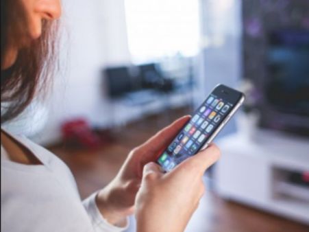 लड़की को 20 प्रेमियों ने गिफ्ट किया iPhone 7, बेचकर खरीद लिया घर