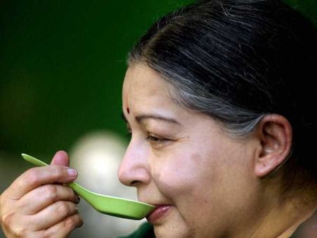अब भी स्पीकर के सहारे बोल पा रही हैं जयललिता, गले में लगी है ट्यूब