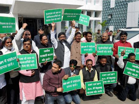 VIDEO: CNT और SPT एक्‍ट को लेकर झारखंड विधानसभा में हंगामा, स्‍पीकर पर फेंका गया जूता