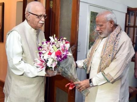 लाल कृष्ण आडवाणी को बर्थडे विश करने पहुंचे पीएम नरेंद्र मोदी और अमित शाह