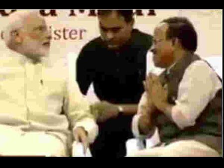 पीएम मोदी के सामने हाथ जोड़े बैठे रहे गोवा के सीएम लक्ष्मीकांत पारसेकर, लोग नाराज, देखें VIDEO