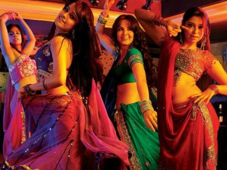 अब बार डांसरों पर लुटाए जा रहे हैं नकली नोट, प्‍लास्टिक के सिक्‍के और फूल