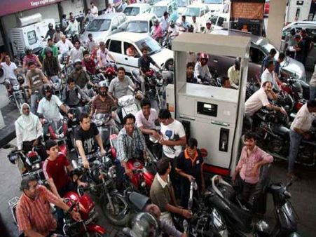पेट्रोल-डीजल हुआ सस्‍ता, आधी रात से लागू हुई नई कीमतें
