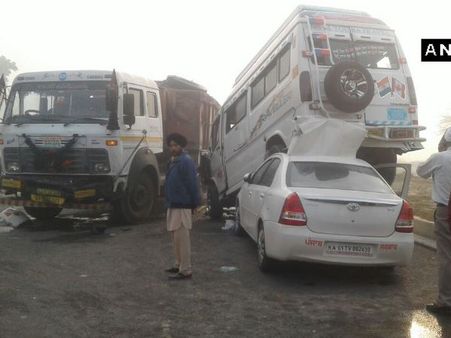 कोहरे में भिड़ी गाड़ियां, कार के ऊपर चढ़ गई बस