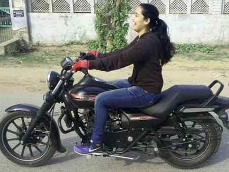 ऑफिस से घर लौट रही लड़की ने तीन मनचलों को ऐसे सिखाया सबक