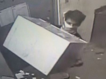 सिक्योरिटी गार्ड पर हमला करके लूटा 10 किलो सोना, घटना CCTV में कैद