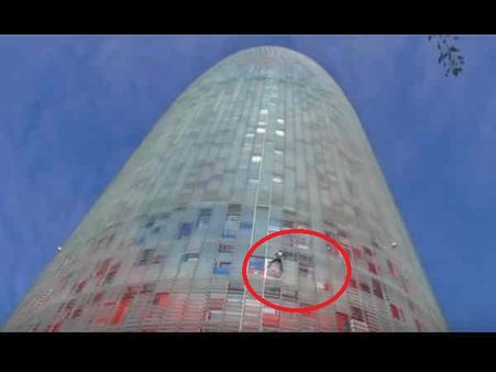 Video: बिना किसी सहारे बुर्ज खलीफा पर चढ़ गया ये स्पाइडर मैन