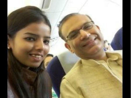 इस केंद्रीय मंत्री ने बीमार मां और बेटी की खातिर छोड़ दी विमान में अपनी आरामदेह सीट