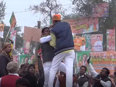 वीडियो: इधर लगे भारत माता की जय के जयकारे और उधर चले भाजपा नेताओं के समर्थकों में मुक्‍के