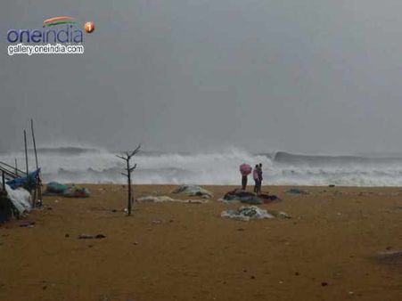 तस्वीरों में देखें वरदा चक्रवात से किस तरह तबाह है चेन्नई