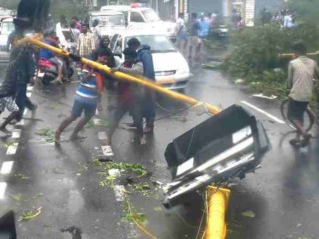 चेन्नई पर बरपा चक्रवाती तूफान वरदा का कहर, अब तक 10 लोगों की मौत