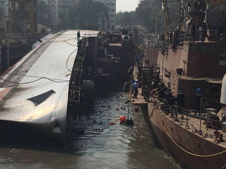 मुंबई में बड़ा हादसा, आईएनएस बेतवा फिसली, दो नाविक लापता