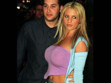 क्रिसमस पार्टी में नामी स्टार ने उतार दिए कपड़े, नशे में सरेआम किया गंदा काम