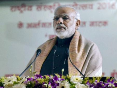 मुंबई में दुनिया के सबसे बड़े स्मारक की नींव रखने पहुंचे प्रधानमंत्री नरेंद्र मोदी