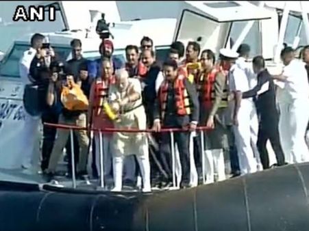 प्रधानमंत्री नरेंद्र मोदी ने अरब सागर में रखी शिवाजी स्मारक की आधारशिला