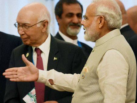 PM मोदी ने सरताज अजीज से मिलाया हाथ, पाकिस्तान में हो रहे हैं चर्चे