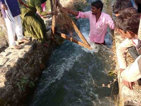 हल्द्वानी: नहर में बहते हुए मिले लाखों रुपए के नोट, लूटने के लिए सर्द पानी में कूदे लोग