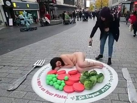 जब सड़क के बीचोंबीच बिल्कुल नग्न होकर लेट गई महिला और फिर...