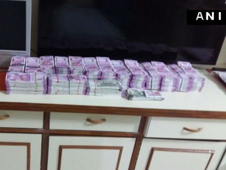 कालाधन पकड़ने गई इनकम टैक्स की टीम पर महिला ने छोड़े कुत्ते