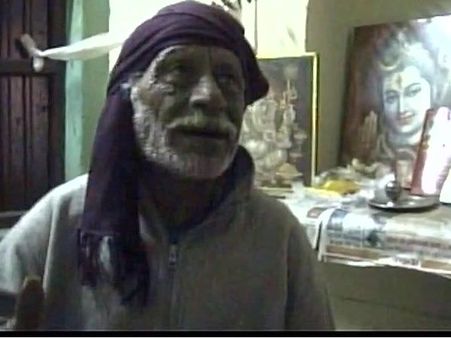 आखिर क्या है बैंक के बाहर रोते हुए इस बुजुर्ग का सच?