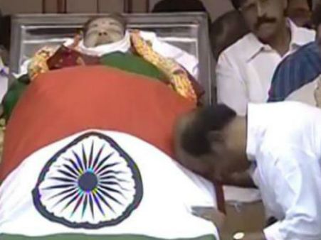 रजनीकांत ने सिर झुकाकर दी 'अम्मा' को भावभीनी श्रद्धांजलि, देखें वीडियो