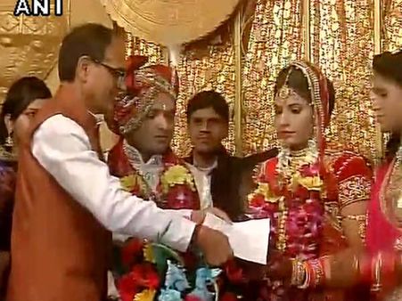 भोपाल जेल ब्रेक: शहीद रमाशंकर की बेटी की शादी में पहुंचे शिवराज, गिफ्ट में दिया अपॉइंटमेंट लेटर