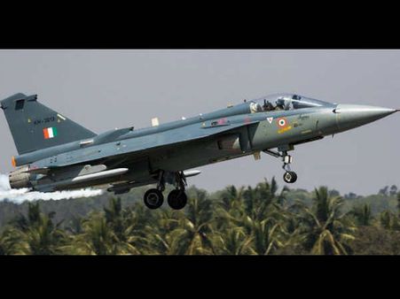 ओवरवेट के चलते तेजस का 'तेज' खत्‍म, नौसेना नहीं करेगी विमानवाह‍क पोत पर तैनात