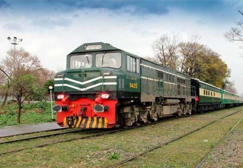 ट्रेन को पटरी पर रोक पकोड़े खाने चला गया ड्राइवर, बड़ा हादसा टला