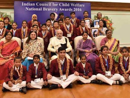 प्रधानमंत्री नरेंद्र मोदी ने 25 बहादुर बच्चों को दिए वीरता पुरस्कार