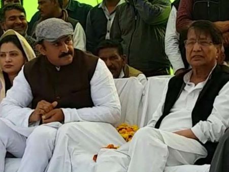 मथुरा: अजित सिंह को सुनने से ज्यादा उनका हेलिकॉप्टर देखने के लिए जुटी भीड़ !