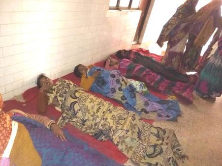 मिर्जापुर: स्वास्थ्य मंत्री अनुप्रिया पटेल के क्षेत्र में नसबंदी के बाद महिलाओं को जमीन पर लिटाया