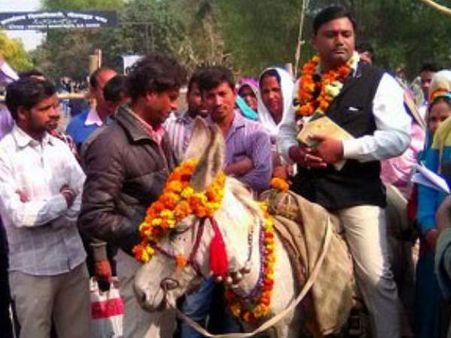गधे पर बैठकर नामांकन करने पहुंचे उम्मीदवार, अब तक की सरकारों को कोसा